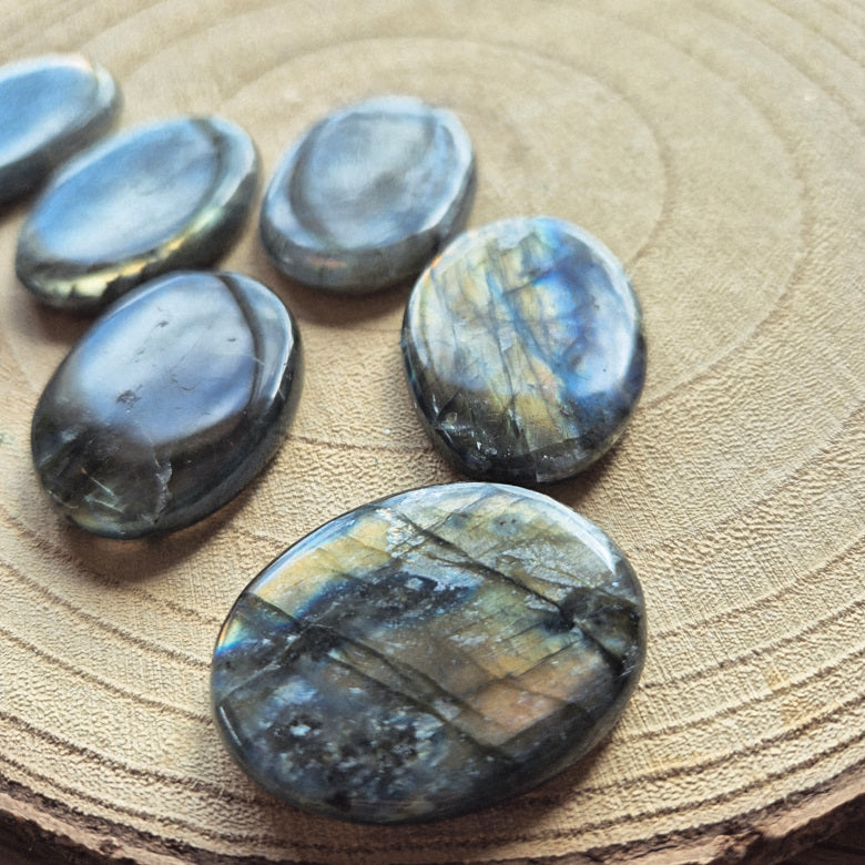 Pierre plate en labradorite avec reflets bleus irisés – galet naturel poli 3,5 à 4 cm.