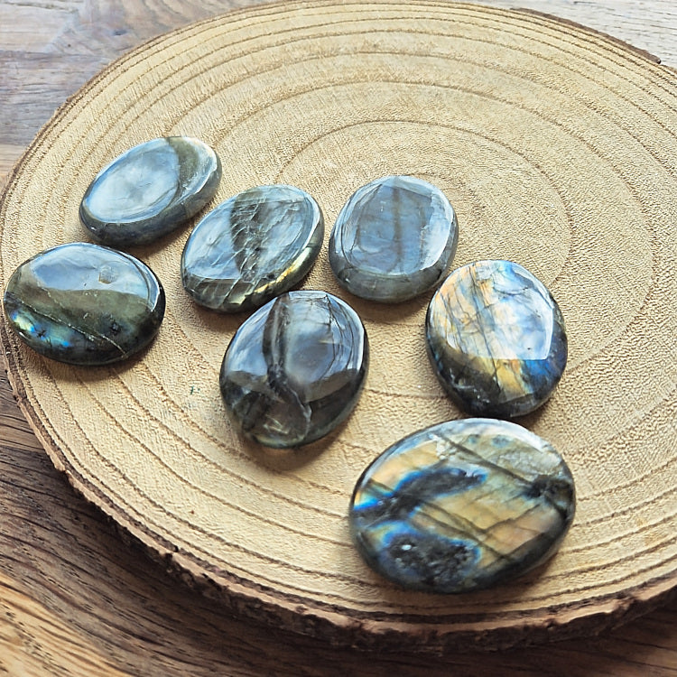 Pierre plate en labradorite avec reflets bleus irisés – galet naturel poli 3,5 à 4 cm.