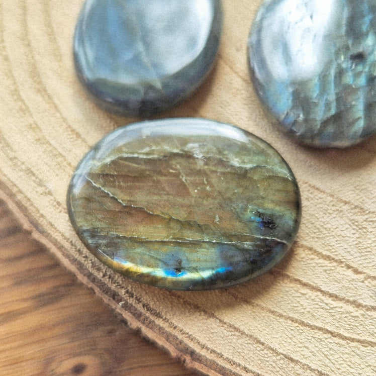 Pierre plate en labradorite avec reflets bleus irisés – galet naturel poli 3,5 à 4 cm.