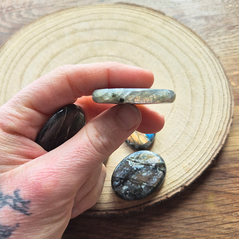Pierre plate en labradorite avec reflets bleus irisés – galet naturel poli 3,5 à 4 cm.
