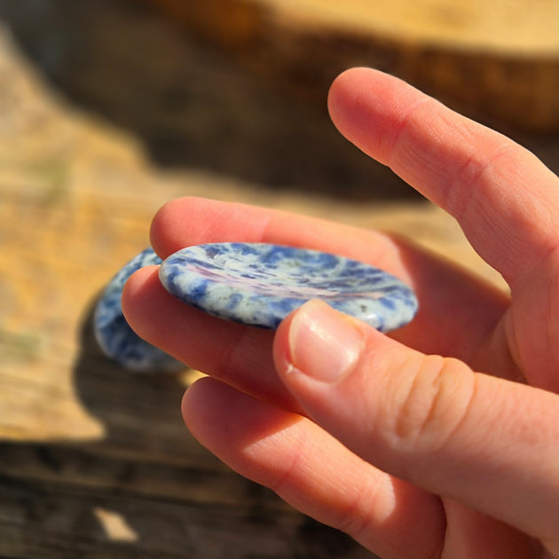 Galet Anti-Stress en Sodalite Mouchetée du Brésil