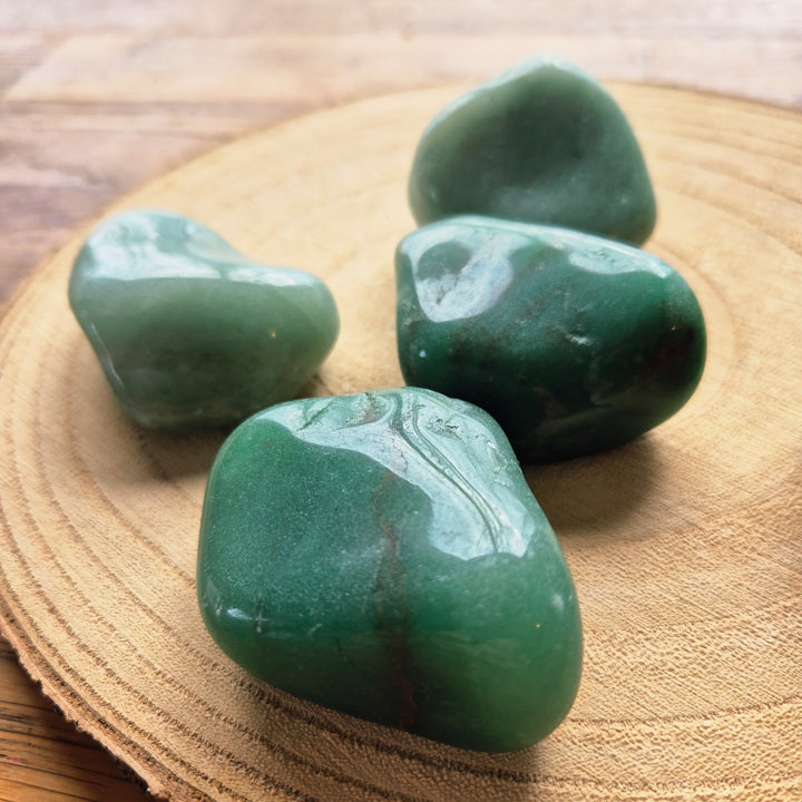 Galet en aventurine verte naturelle du Brésil, pierre polie de 4 à 6 cm aux teintes vertes apaisantes