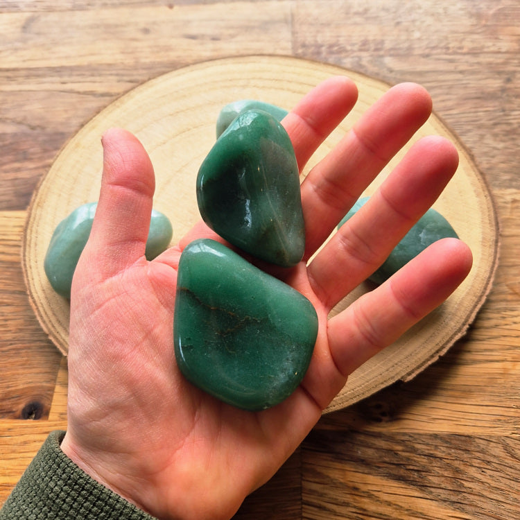 Galet en aventurine verte naturelle du Brésil, pierre polie de 4 à 6 cm aux teintes vertes apaisantes
