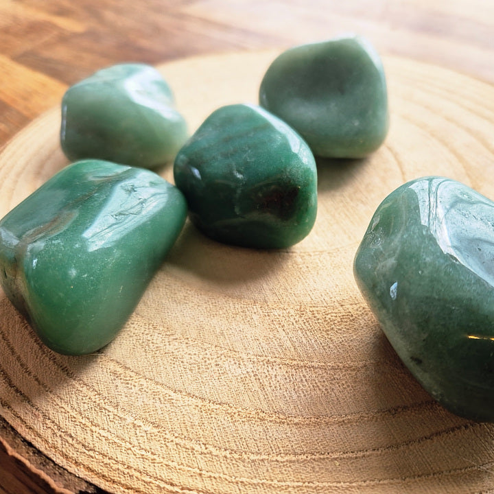 Galet en aventurine verte naturelle du Brésil, pierre polie de 4 à 6 cm aux teintes vertes apaisantes