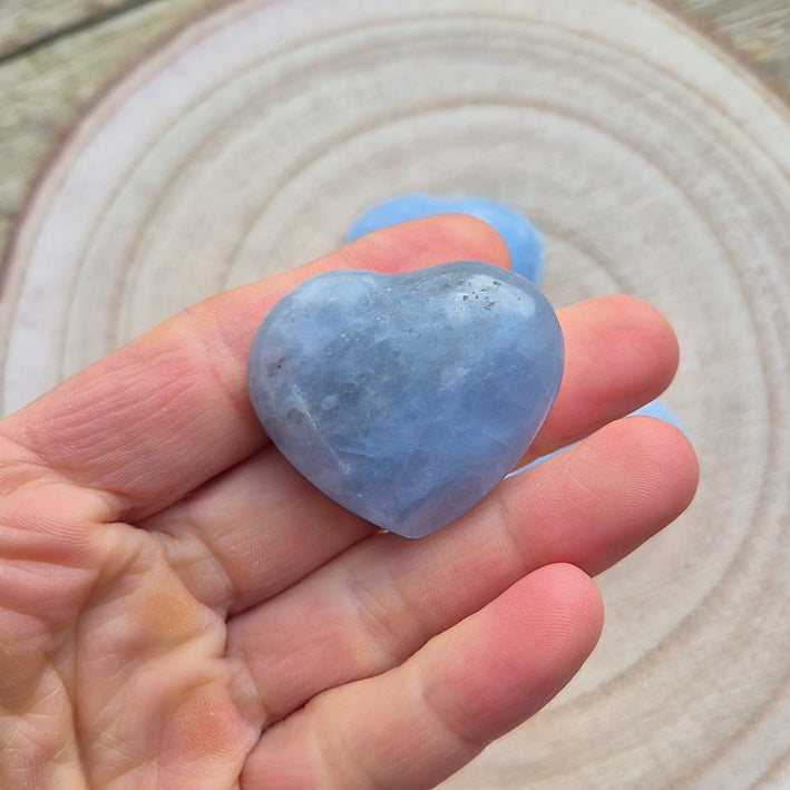 Galet Coeur en Calcite Bleue