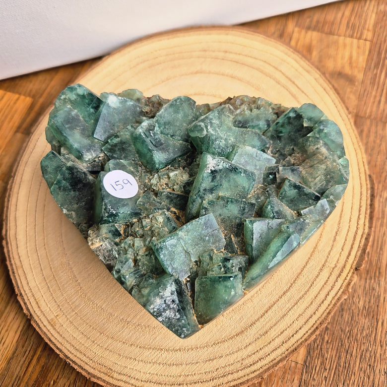 Galet cœur en fluorite cristallisée naturelle d’environ 1 kg, pierre à poser aux nuances vertes et violettes