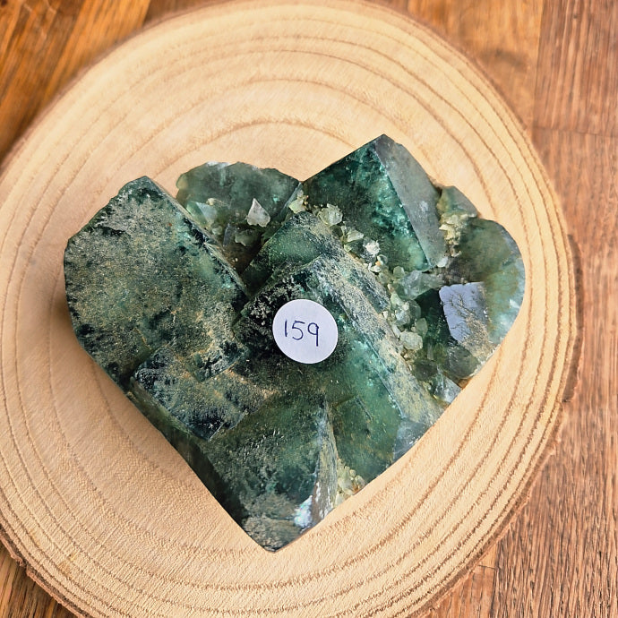 Galet cœur en fluorite cristallisée naturelle d’environ 734g, pierre à poser aux nuances vertes et violettes