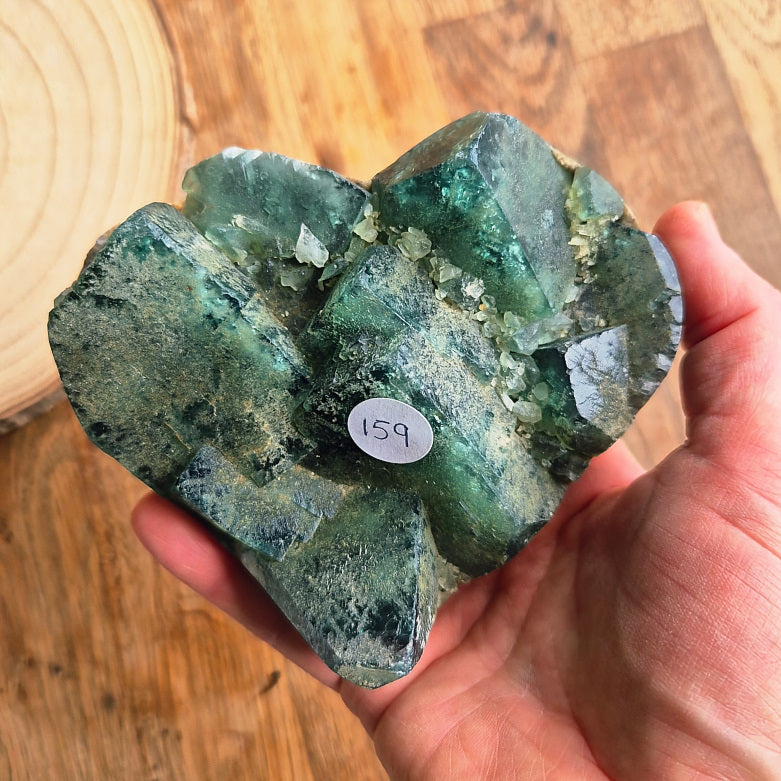 Galet cœur en fluorite cristallisée naturelle d’environ 734g, pierre à poser aux nuances vertes et violettes