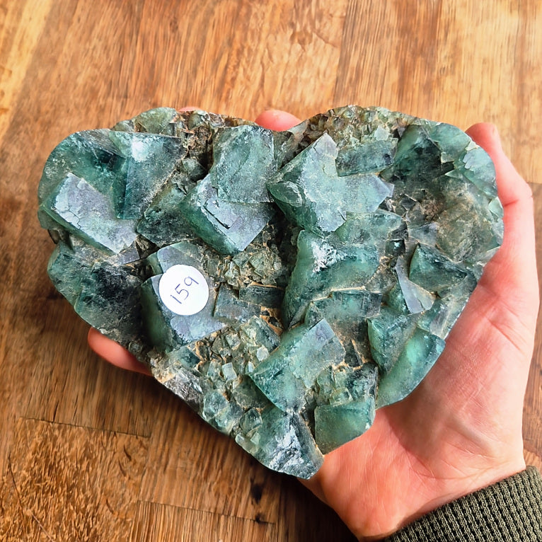 Galet cœur en fluorite cristallisée naturelle d’environ 1 kg, pierre à poser aux nuances vertes et violettes