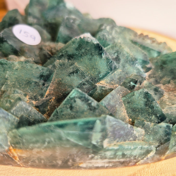 Galet cœur en fluorite cristallisée naturelle d’environ 1 kg, pierre à poser aux nuances vertes et violettes