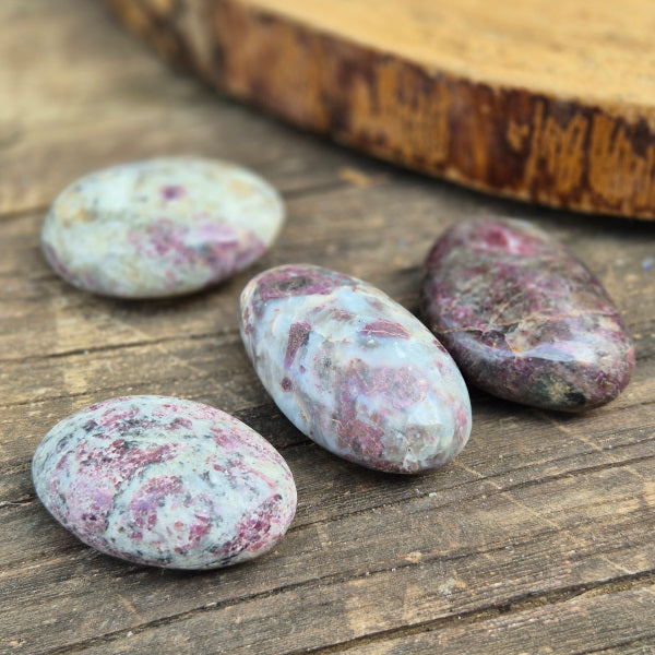 Galet en Tourmaline Rose sur Quartz de Madagascar