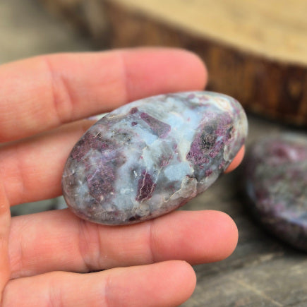 Galet en Tourmaline Rose sur Quartz de Madagascar