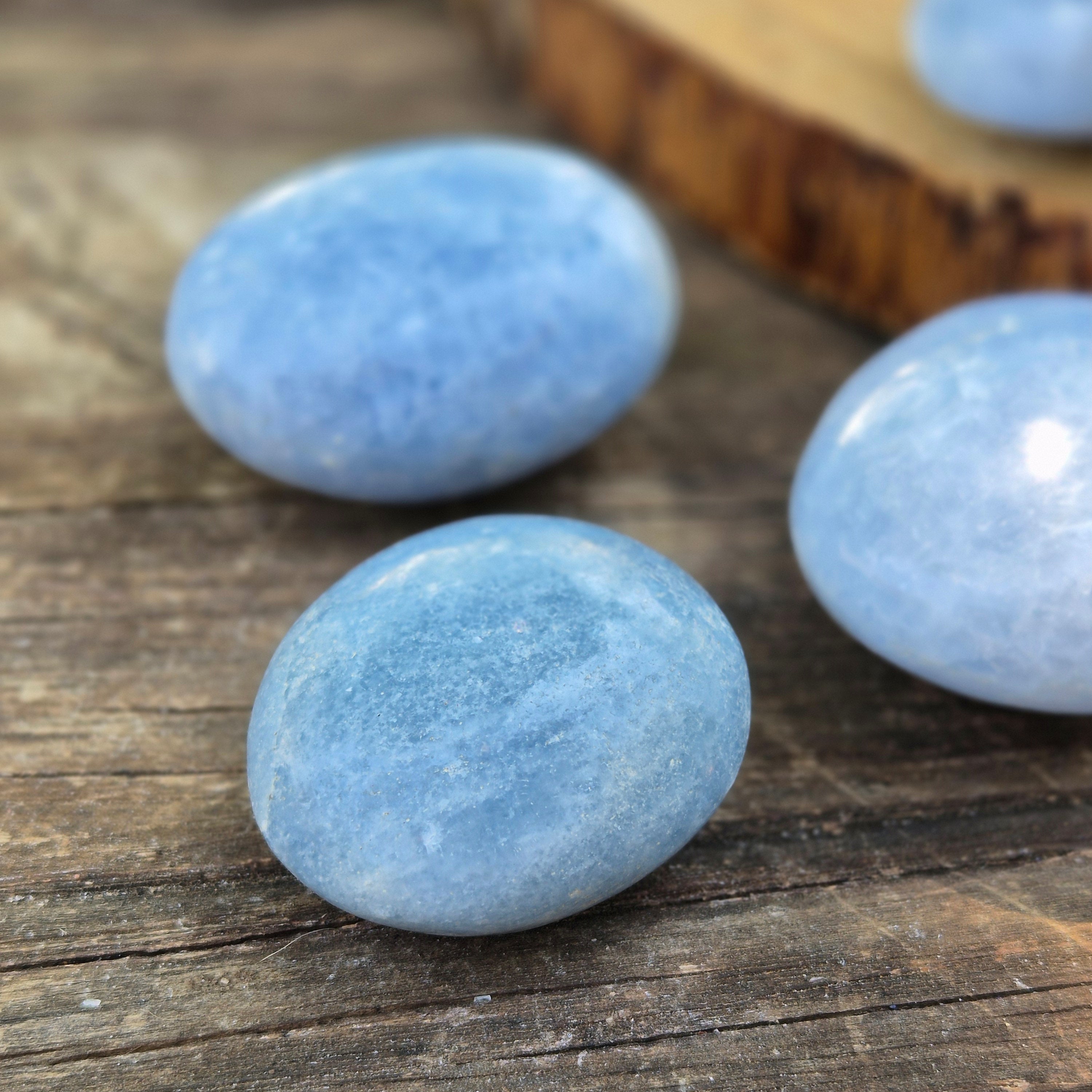 Galet en Calcite Bleue de Madagascar