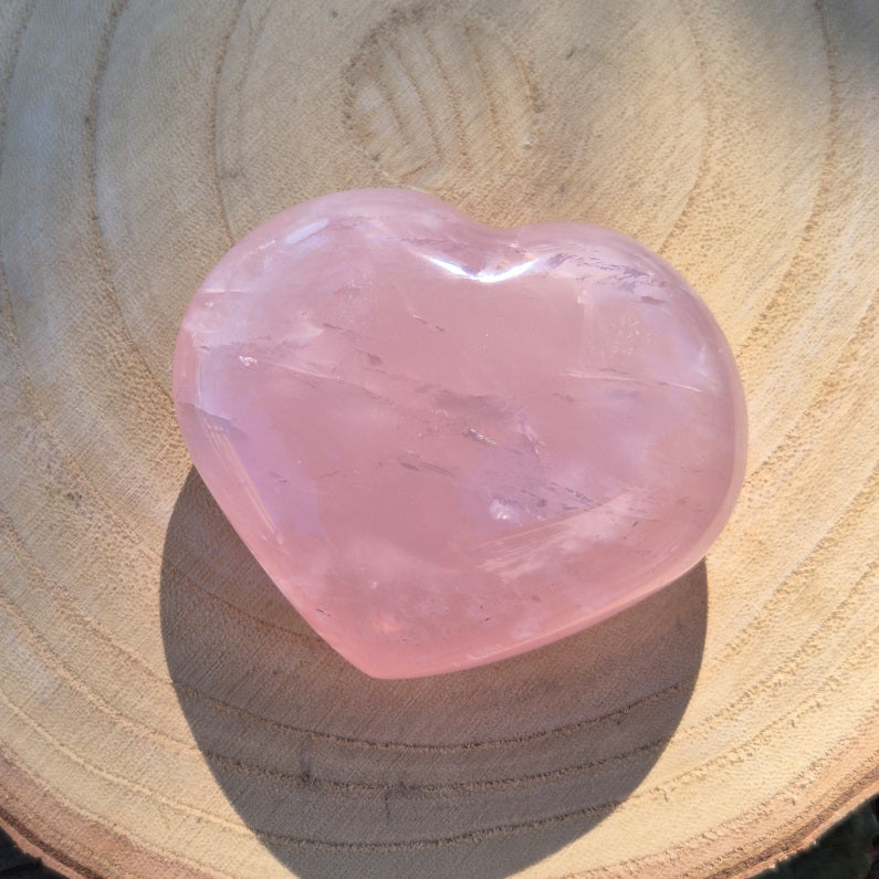 Cœur en Quartz Rose de Madagascar, entre 190 g, pierre éthique d’amour, de douceur et d’harmonie émotionnelle.