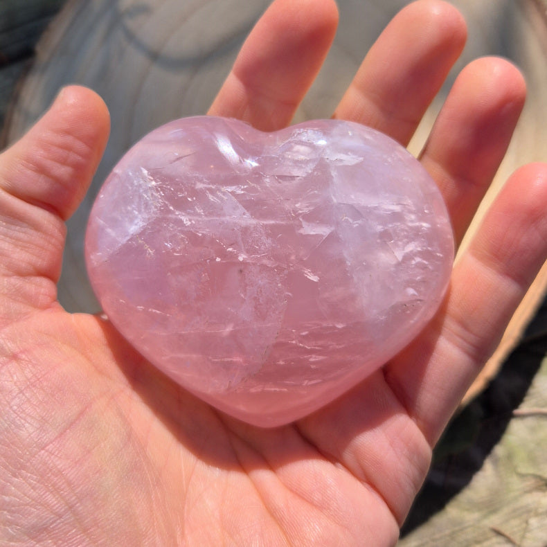Cœur en Quartz Rose de Madagascar, entre 190 g, pierre éthique d’amour, de douceur et d’harmonie émotionnelle.