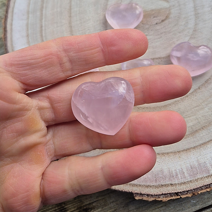 Petit Galet Coeur en Quartz Rose