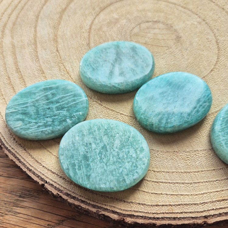 Pierre plate en amazonite bleu-vert avec marbrures blanches – galet naturel poli 3,5 à 4 cm.