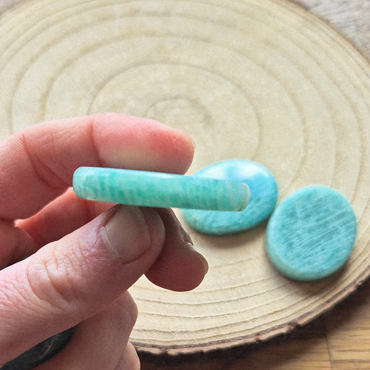 Pierre plate en amazonite bleu-vert avec marbrures blanches – galet naturel poli 3,5 à 4 cm.