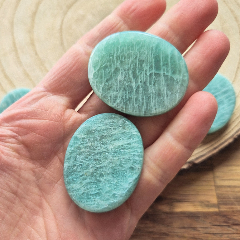 Pierre plate en amazonite bleu-vert avec marbrures blanches – galet naturel poli 3,5 à 4 cm.