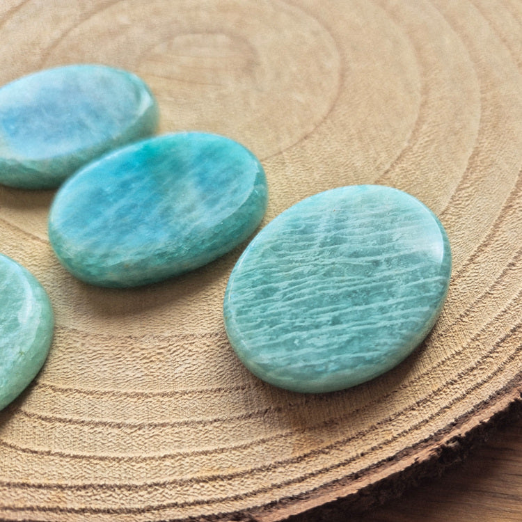 Pierre plate en amazonite bleu-vert avec marbrures blanches – galet naturel poli 3,5 à 4 cm.