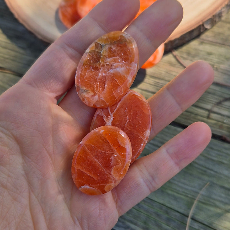 Galet plat en Calcite Orange de Madagascar, environ 3,5 cm, pierre éthique rayonnante de joie et de vitalité.