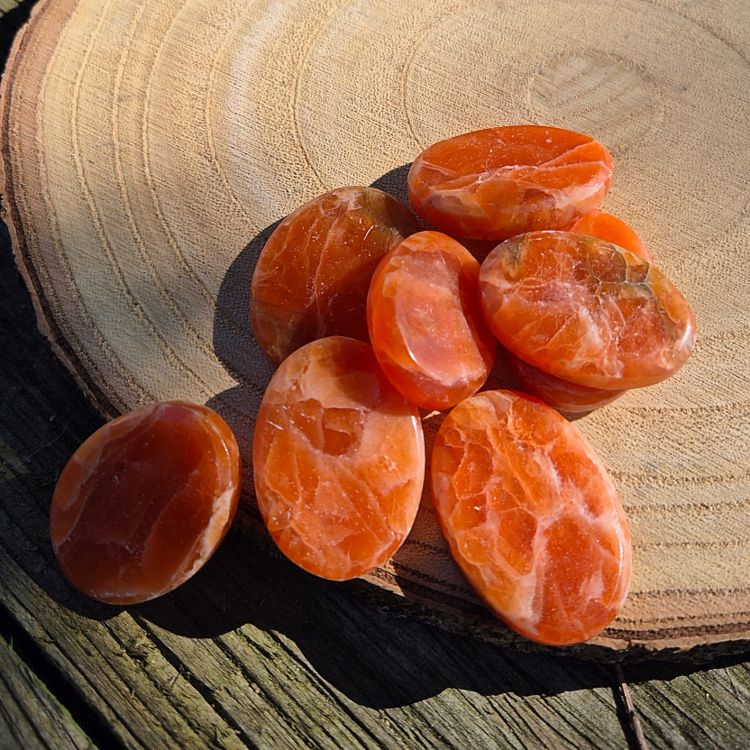 Galet plat en Calcite Orange de Madagascar, environ 3,5 cm, pierre éthique rayonnante de joie et de vitalité.