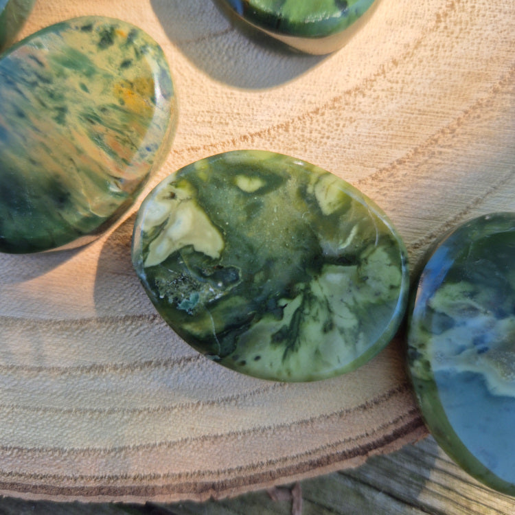 Galet plat en Chrysoprase de Madagascar, environ 3,5 cm, pierre éthique de douceur, de renouveau et de confiance.