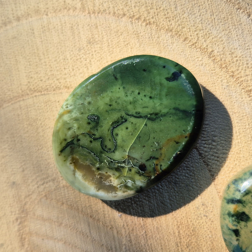Galet plat en Chrysoprase de Madagascar, environ 3,5 cm, pierre éthique de douceur, de renouveau et de confiance.