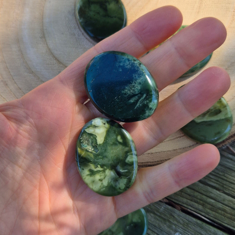 Galet plat en Chrysoprase de Madagascar, environ 3,5 cm, pierre éthique de douceur, de renouveau et de confiance.