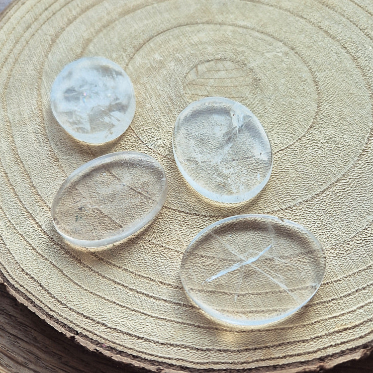 Pierre plate en cristal de roche transparent – galet naturel poli.