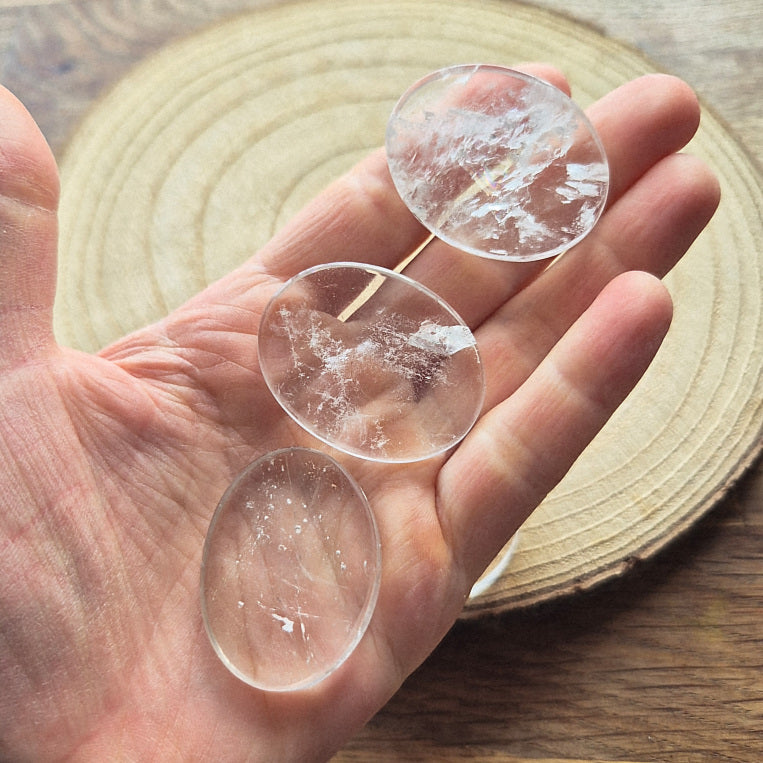Pierre plate en cristal de roche transparent – galet naturel poli.