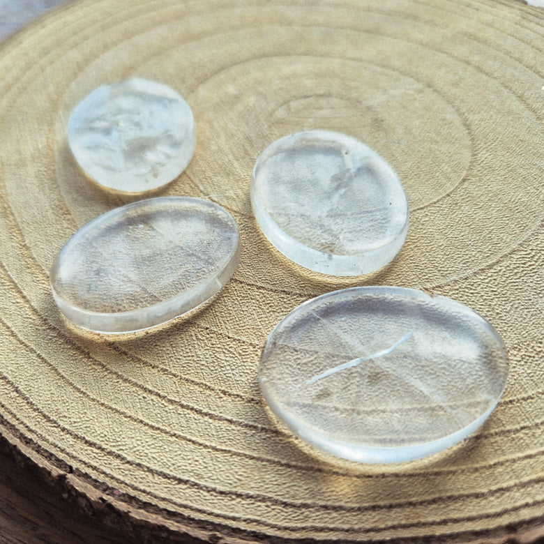 Pierre plate en cristal de roche transparent – galet naturel poli.