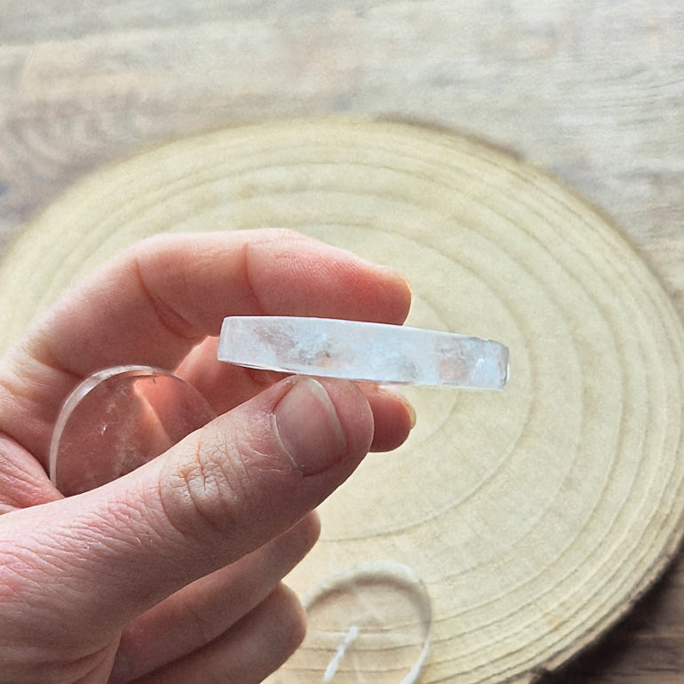 Pierre plate en cristal de roche transparent – galet naturel poli.