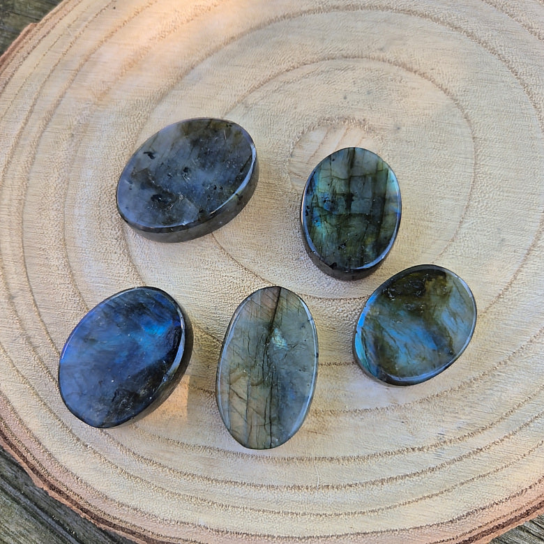 Galet plat en Labradorite de Madagascar, environ 3,5 cm, pierre éthique de protection et d’intuition.