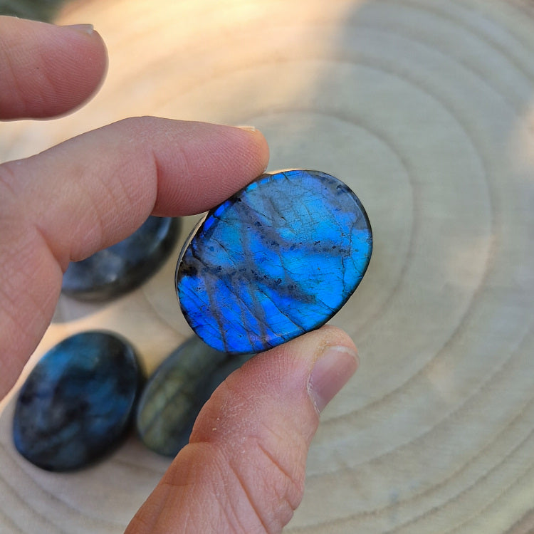 Galet plat en Labradorite de Madagascar, environ 3,5 cm, pierre éthique de protection et d’intuition.
