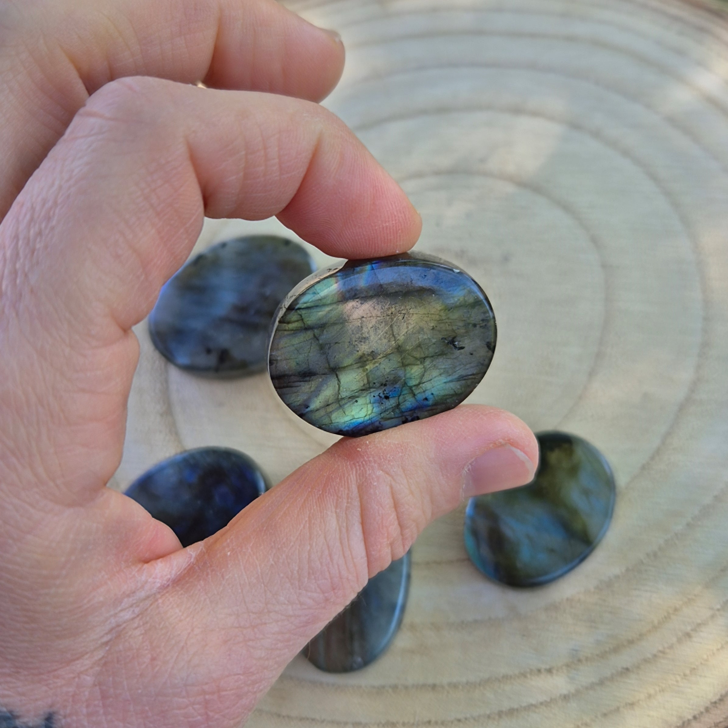 Galet plat en Labradorite de Madagascar, environ 3,5 cm, pierre éthique de protection et d’intuition.