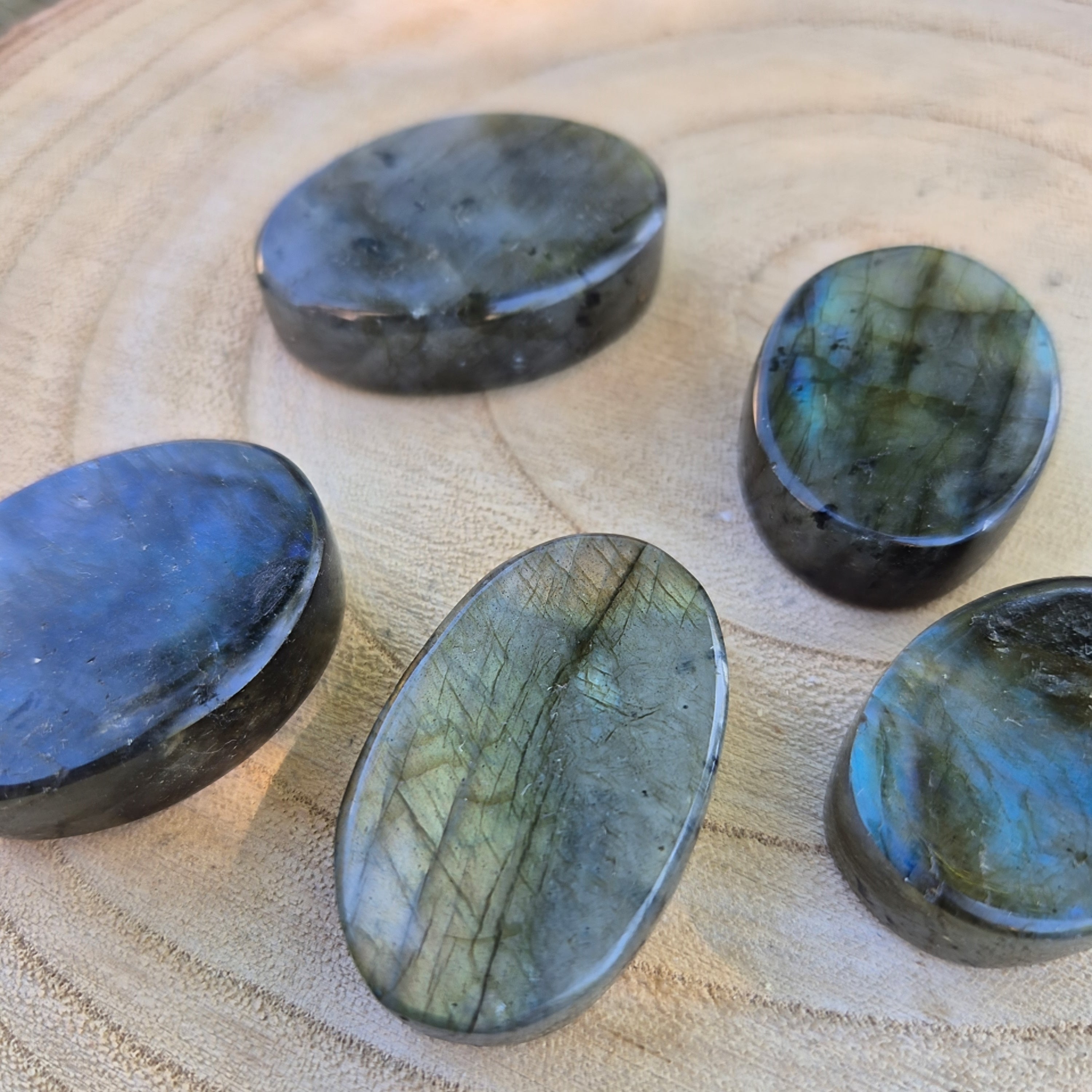 Galet plat en Labradorite de Madagascar, environ 3,5 cm, pierre éthique de protection et d’intuition.