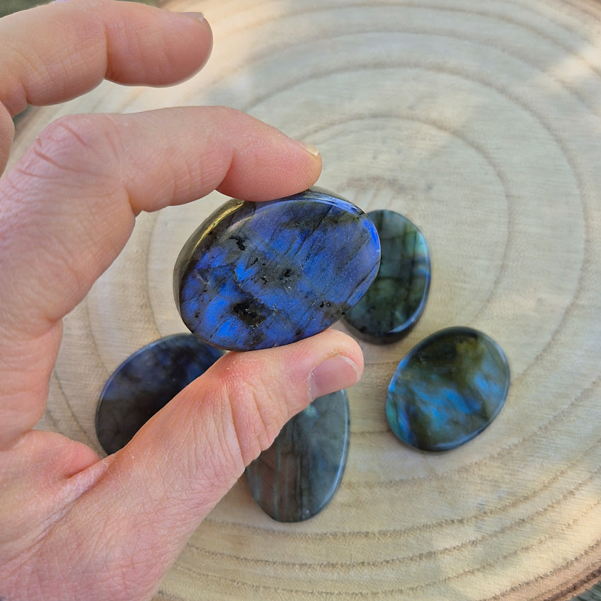 Galet plat en Labradorite de Madagascar, environ 3,5 cm, pierre éthique de protection et d’intuition.