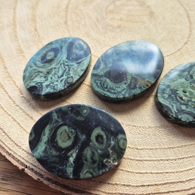 Galet poli en jaspe kambaba vert et noir d’environ 6 cm – pierre naturelle.