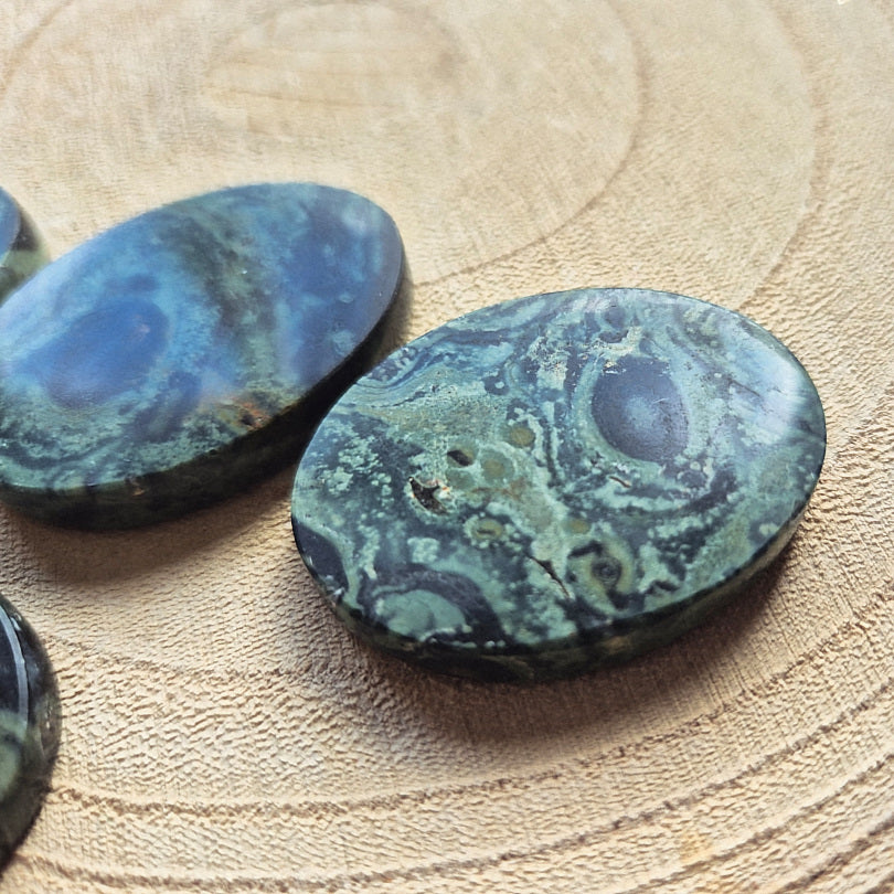 Galet poli en jaspe kambaba vert et noir d’environ 6 cm – pierre naturelle.