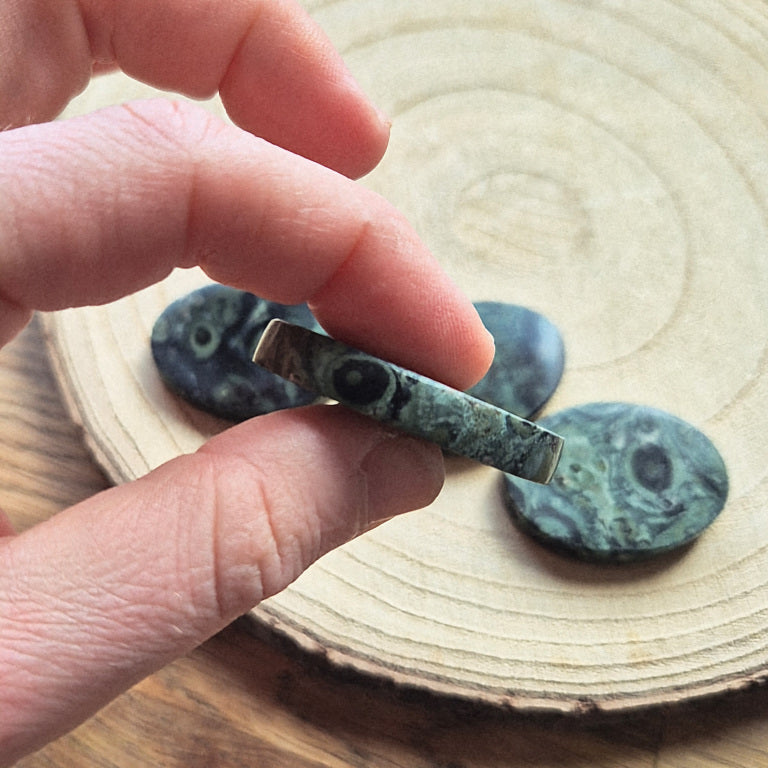 Galet poli en jaspe kambaba vert et noir d’environ 6 cm – pierre naturelle.