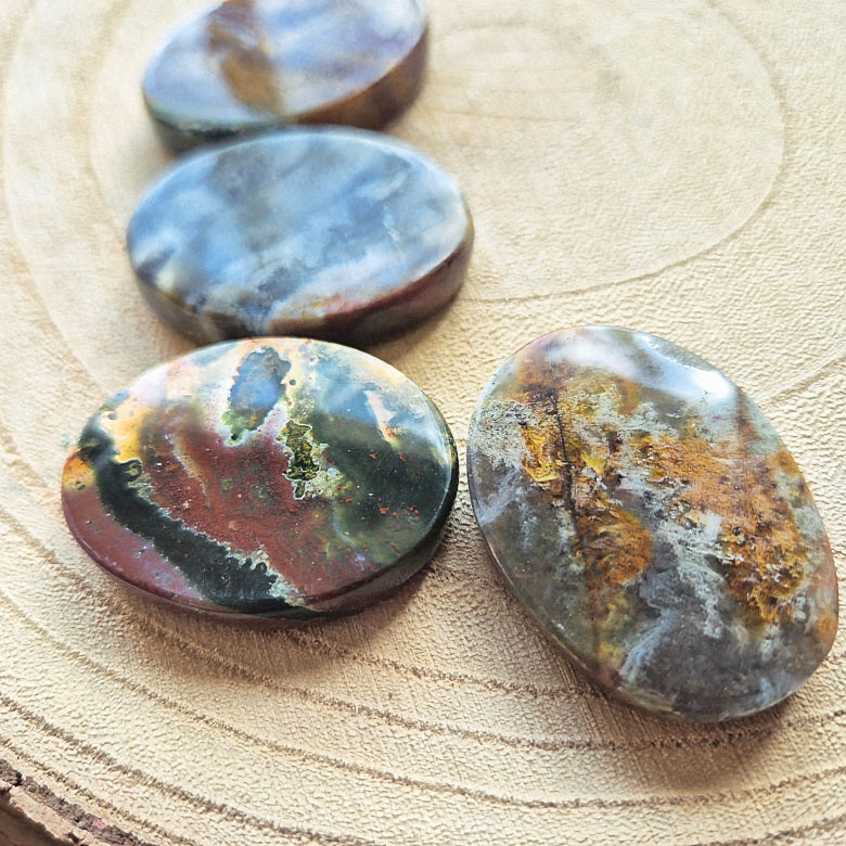 Pierre plate en jaspe océan aux motifs marbrés verts et beiges – galet naturel poli.