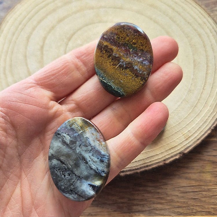 Pierre plate en jaspe océan aux motifs marbrés verts et beiges – galet naturel poli.