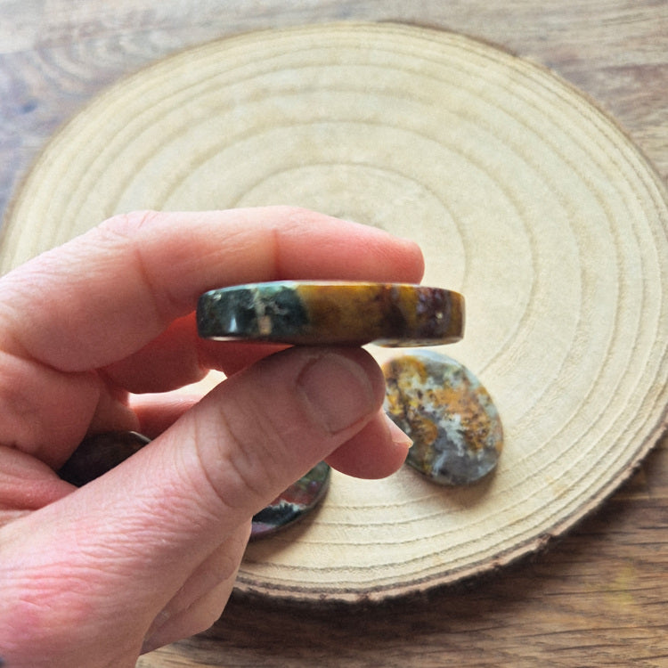 Pierre plate en jaspe océan aux motifs marbrés verts et beiges – galet naturel poli.