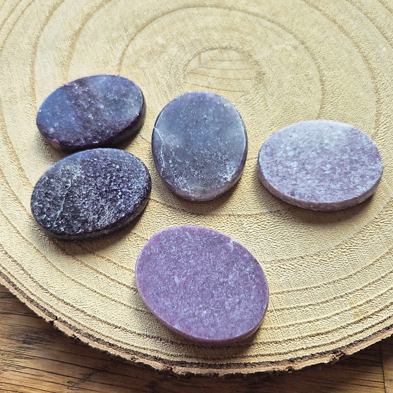 Pierre plate en lépidolite violette légèrement scintillante – galet naturel poli 3,5 à 4 cm.