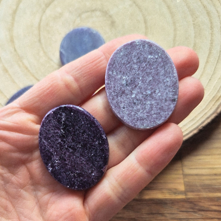 Pierre plate en lépidolite violette légèrement scintillante – galet naturel poli 3,5 à 4 cm.