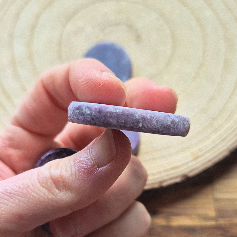 Pierre plate en lépidolite violette légèrement scintillante – galet naturel poli 3,5 à 4 cm.