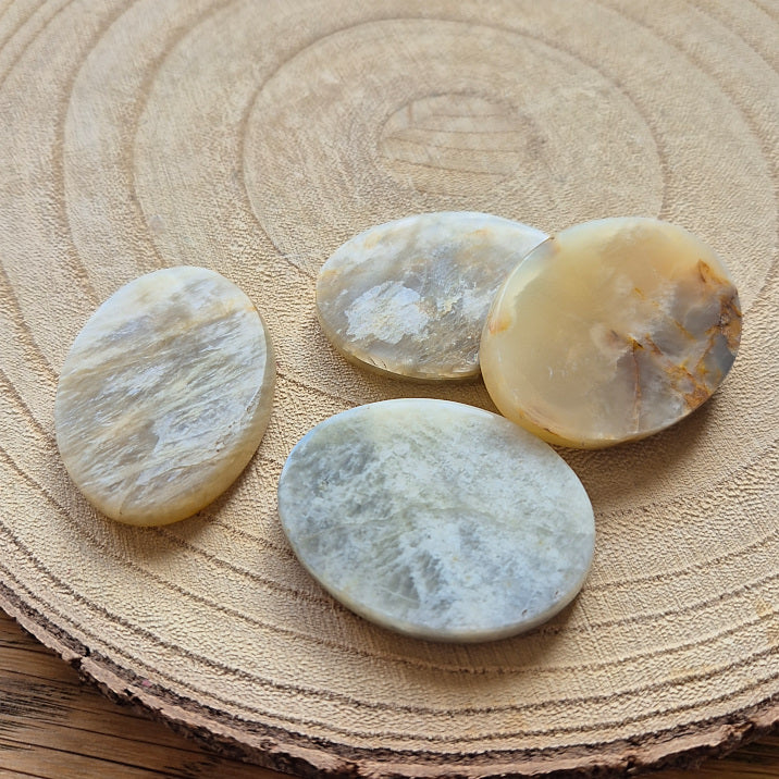 Pierre plate en pierre de lune blanche avec reflets nacrés – galet naturel poli 3,5 à 4 cm.