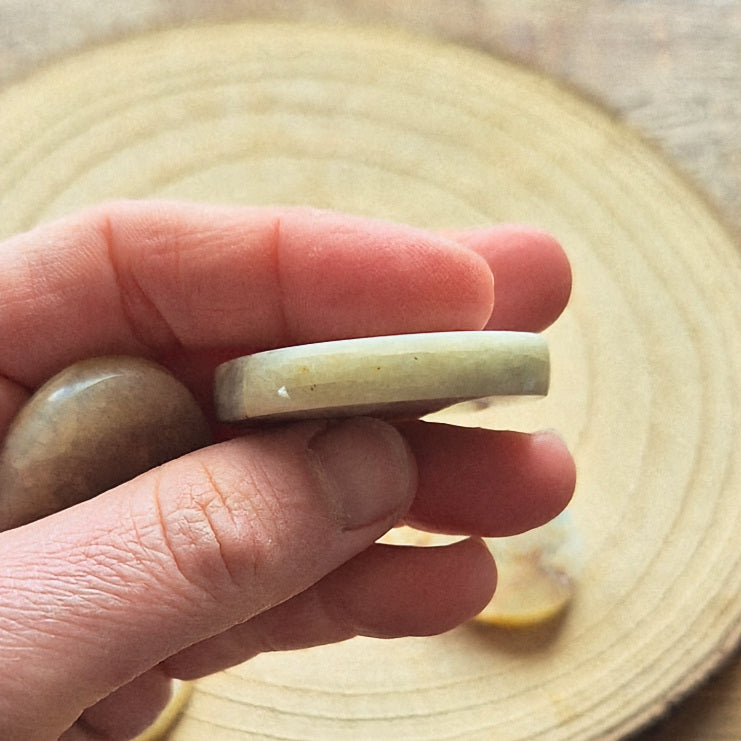 Pierre plate en pierre de lune blanche avec reflets nacrés – galet naturel poli 3,5 à 4 cm.