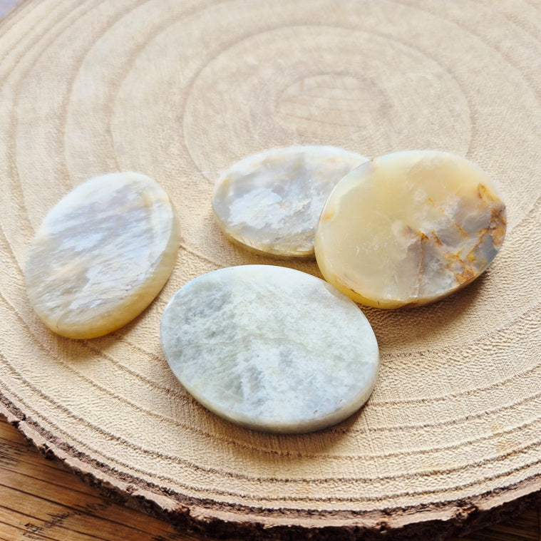 Pierre plate en pierre de lune blanche avec reflets nacrés – galet naturel poli 3,5 à 4 cm.